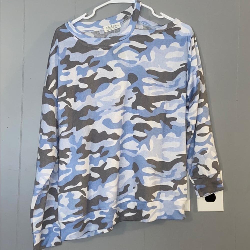 Women’s sz L long sleeve camo shirt